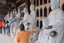 Người ta đút tiền vào mọi... khe hở!