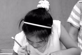 Con gù vẹo cột sống khi ngồi học bàn gấp