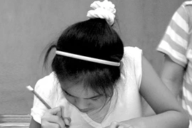 Con gù vẹo cột sống khi ngồi học bàn gấp