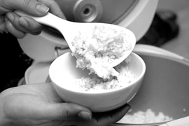 Tốn điện, cơm mất ngon vì nấu nồi to