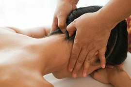 Thoát rối loạn tiền đình nhờ day bấm huyệt phong trì 