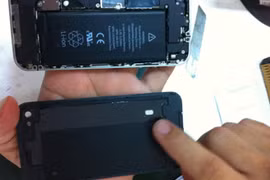 Nguy cơ khó lường khi “độ” vỏ vàng cho iPhone
