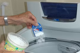 Xử lý quần áo có vệt trắng khi giặt máy