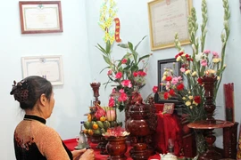 Cách bố trí bát hương bên nội, ngoại cùng một ban thờ