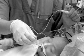 Mẹ “mê” hút đờm khiến con bệnh nặng