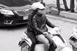 Mặc áo giả da, tha hồ đi mưa, đúng hay sai?