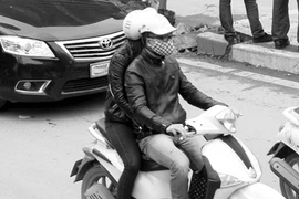 Mặc áo giả da, tha hồ đi mưa, đúng hay sai?