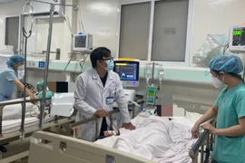 4 nam, nữ thanh niên nhập viện cấp cứu vì ngộ độc rượu methanol