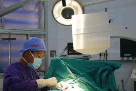 Cắt bao quy đầu ở một cơ sở xăm hình, của quý bị chảy máu liên tục