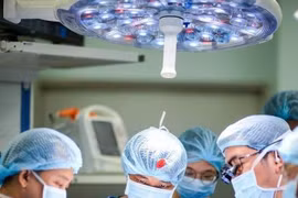 Vùng kín bé gái bị viêm nhiễm vì chiếc kẹt tóc