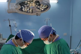 Xe tải đứt phanh, thủy tinh văng khắp nơi, găm vào bụng em bé 4 tuổi