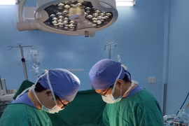 Xe tải đứt phanh, thủy tinh văng khắp nơi, găm vào bụng em bé 4 tuổi