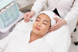 Tấp nập “tút tát” nhan sắc chơi Xuân