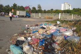 Bãi rác ô nhiễm tràn đường, ngập vỉa hè