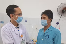 Cứu sống bệnh nhân bị mảnh sắt bắn xuyên thấu từ cổ đến phổi