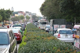 Hà Nội: Vỉa hè phường Định Công bị chiếm dụng cả ngày lẫn đêm