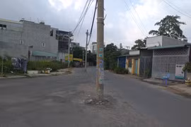 2 cây cột điện “chình ình” giữa đường TP HCM