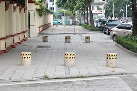 Ý kiến trái chiều về việc Hà Nội đặt trụ đá trên vỉa hè