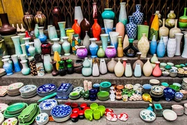 Tràn lan gốm sứ trôi nổi, sặc sỡ gây hại