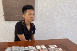 Bắt thanh niên tàng trữ gần 2 kg ma túy, súng ngắn, còng số 8