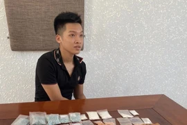 Bắt thanh niên tàng trữ gần 2 kg ma túy, súng ngắn, còng số 8