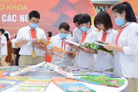 Chiết khấu sách giáo khoa 30% có phí tiêu cực… đẩy giá bán cao lên?! 