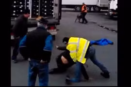 Ăn đòn vì trốn trong xe tải nhập cư bất hợp pháp