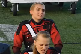 Chết cười với biểu cảm quái dị của nữ nhạc công