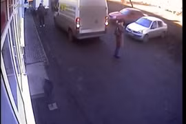 Điều gì xảy ra khi nghe điện thoại sau ô tô?