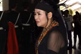 Thanh Lam nức nở bên linh cữu cha