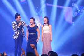 Nhật Thủy hát “Tự nguyện” khi trở thành thần tượng VN’s Idol 2014