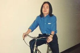 Quốc Trung khoe ảnh thời tuổi trẻ, tóc dài rất ngố