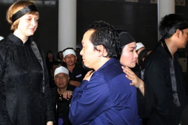 Quốc Trung động viên Thanh Lam trong lễ tang NS Thuận Yến