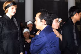 Quốc Trung động viên Thanh Lam trong lễ tang NS Thuận Yến