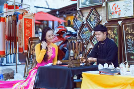 Thu Thảo gặp ông đồ xin chữ khai Xuân