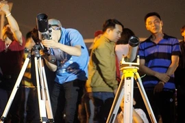 Bạn trẻ ngắm siêu trăng ở Hà Nội tỏ rõ sự thất vọng