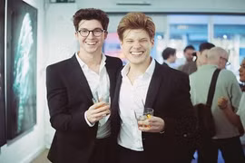 Hai doanh nhân trẻ kiếm triệu bảng Anh nhờ mạng xã hội