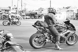 Thú chơi của người sĩ diện hão - vay nặng lãi sắm siêu mô tô