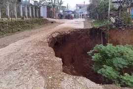 “Hố tử thần” sâu 20 m xuất hiện sau nhiều tiếng nổ lớn