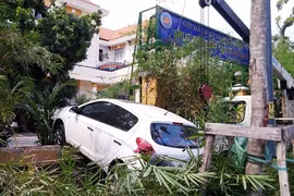 Ô tô gây tai nạn, cửa ngõ Tân Sơn Nhất ùn tắc