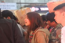 Khách đi tàu bật khóc giữa sân ga vì vé không hợp lệ