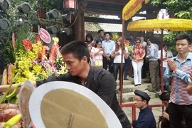 Lệ Rơi bị dân mạng châm chọc vì đi cúng Tổ nghề 