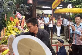 Lệ Rơi bị dân mạng châm chọc vì đi cúng Tổ nghề 