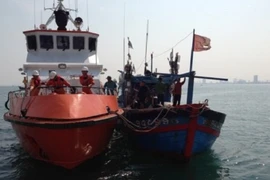 Cứu chín ngư dân trôi dạt trên biển suốt ba ngày