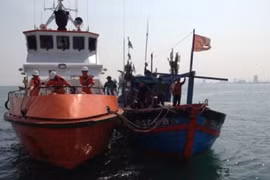 Cứu chín ngư dân trôi dạt trên biển suốt ba ngày