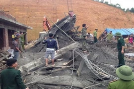 Chung cư cao cấp đang xây bất ngờ bị sập giàn giáo