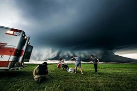 Cô gái Mỹ rủ người yêu đi qua 7 tiểu bang “săn bão” 