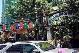 Nhân viên không lương, sống bằng tiền kích dục cho khách