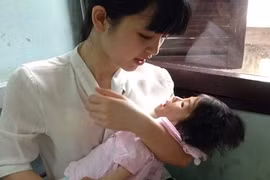 “Tiên nữ” Lào Cai cứu giúp bé 14 tháng nặng 3,5kg