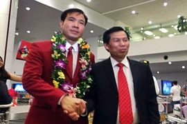 Xạ thủ Hoàng Xuân Vinh được đón tiếp long trọng ở Nội Bài